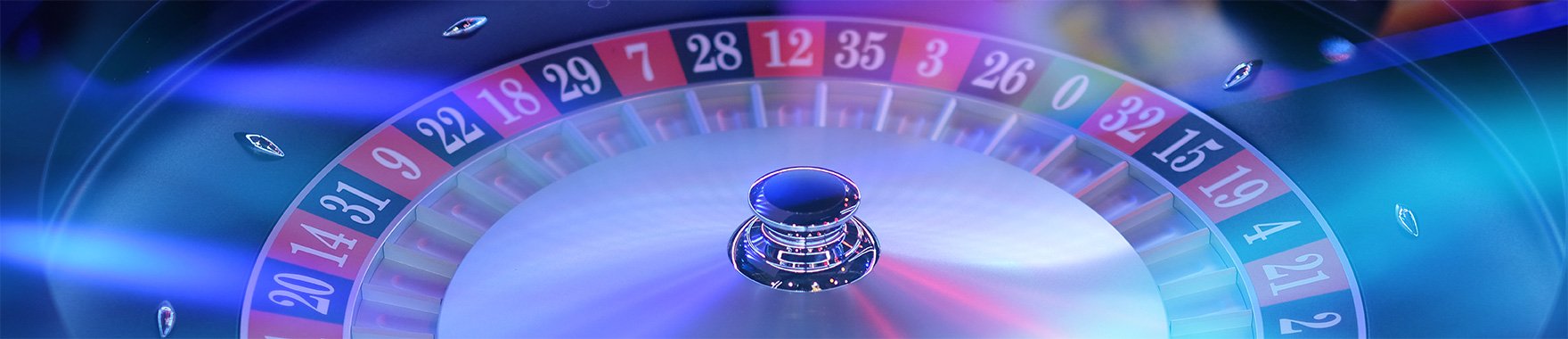 mm777 slot Myanmar ကစားသမားများ Mobile APP ဖြင့် Slots ကစားနေသည့် မြင်ကွင်း